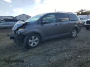 ✅ 2011 Toyota Sienna LE • VIN: 5TDKK3DC8BS012048 • Lot: 90010035. Wystawiony na Copart z przebiegiem Nie podano. Bezpłatny archiwum sprzedaży aukcyjnych z USA i szczegółowy raport historii pojazdu na DreamBid. Zdjęcie 1.