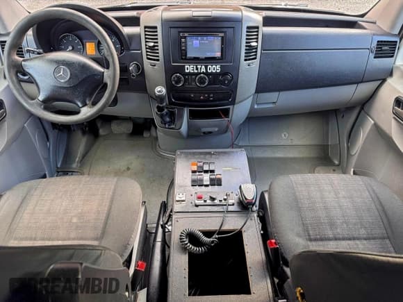 ✅ 2014 Mercedes-Benz Sprinter Cargo • VIN: WD3PE7CC1E5920240 • Lot: 94989225. Wystawiony na Copart z przebiegiem 492 206 mil. Bezpłatny archiwum sprzedaży aukcyjnych z USA i szczegółowy raport historii pojazdu na DreamBid. Zdjęcie 7.