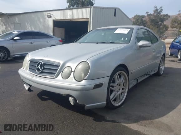 ✅ 2000 Mercedes-Benz CLK 320/430 • VIN: WDBLJ65G7YF157342 • Lot: 43689025. Wystawiony na IAAI z przebiegiem 98 430 mil. Bezpłatny archiwum sprzedaży aukcyjnych z USA i szczegółowy raport historii pojazdu na DreamBid. Zdjęcie 2.