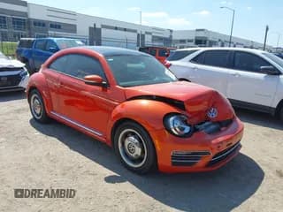 ✅ 2018 Volkswagen Beetle S • VIN: 3VWFD7AT7JM704868 • Лот: 43313404. Опубликован ранее на IAAI с пробегом 49 638 миль. Бесплатный доступ к архиву аукционных продаж из США и подробный отчёт об истории автомобиля на DreamBid. Изображение 1.