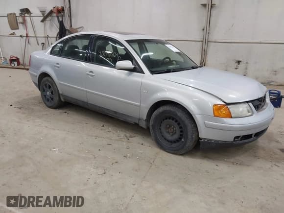 ✅ 2000 Volkswagen Passat • VIN: WVWMA23B9YP361995 • Lot: 43091664. Wystawiony na IAAI z przebiegiem 252 455 mil. Bezpłatny archiwum sprzedaży aukcyjnych z USA i szczegółowy raport historii pojazdu na DreamBid. Zdjęcie 1.