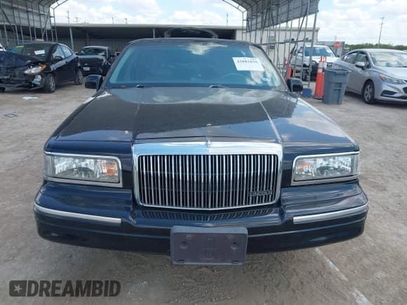 ✅ 1996 Lincoln Town Car Executive • VIN: 1LNLM81W0TY694788 • Lot: 42881850. Listed on IAAI with 95,299 mi. Free auction sales archive from the USA and detailed vehicle history report at DreamBid. Image 12.
