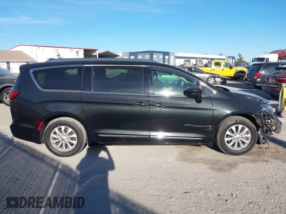 ✅ 2018 Chrysler Pacifica Touring L Plus • VIN: 2C4RC1EG2JR121470 • Lot: 43796025. Wystawiony na IAAI z przebiegiem 66 008 mil. Bezpłatny archiwum sprzedaży aukcyjnych z USA i szczegółowy raport historii pojazdu na DreamBid. Zdjęcie 14.