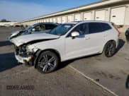 ✅ 2018 Volvo XC60 Momentum • VIN: LYV102RK0JB068923 • Lot: 90018685. Wystawiony na Copart z przebiegiem 67 853 mil. Bezpłatny archiwum sprzedaży aukcyjnych z USA i szczegółowy raport historii pojazdu na DreamBid. Zdjęcie 1.