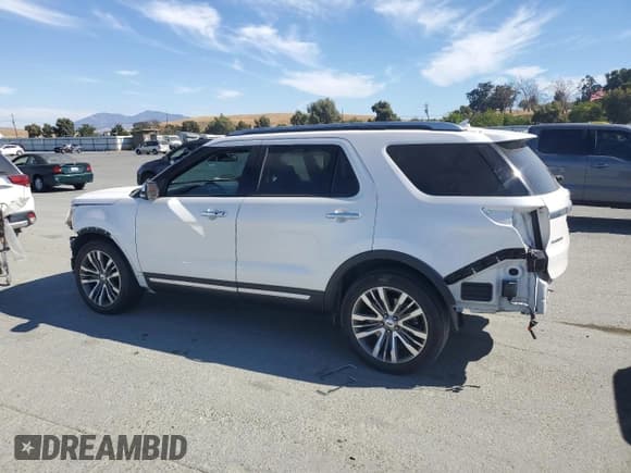 ✅ 2019 Ford Explorer Platinum • VIN: 1FM5K8HT0KGA77485 • Lot: 70001105. Listed on Copart with 32,740 mi. Free auction sales archive from the USA and detailed vehicle history report at DreamBid. Image 2.