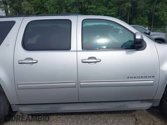 2014 Chevrolet Suburban LT z VIN 1GNSCJE0XER203597, wystawiony jako IAAI lot #42215407 z przebiegiem 186 556 mil mil oraz . Historia ofert i sprzedaży dostępna na DreamBid. Obrazek 14.