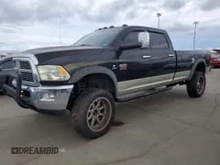 2010 Dodge 3500 Laramie z VIN 3D73Y3CL8AG145884, wystawiony jako Copart lot #74077404 z przebiegiem Nie podano mil oraz Szkoda całkowita • Salvage title. Historia ofert i sprzedaży dostępna na DreamBid. Obrazek 1.