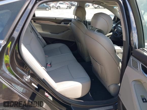 ✅ 2018 Genesis G80 3.8L • VIN: KMHGN4JE5JU251460 • Lot: 42821948. Wystawiony na IAAI z przebiegiem 63 330 mil. Bezpłatny archiwum sprzedaży aukcyjnych z USA i szczegółowy raport historii pojazdu na DreamBid. Zdjęcie 8.