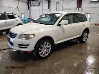 ✅ 2009 Volkswagen Touareg V6 • VIN: WVGFM77L69D035733 • Lot: 89385335. Wystawiony na Copart z przebiegiem 84 557 mil. Bezpłatny archiwum sprzedaży aukcyjnych z USA i szczegółowy raport historii pojazdu na DreamBid. Zdjęcie 1.