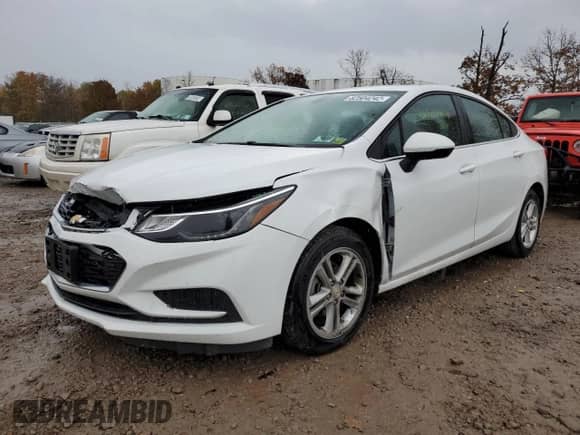 2017 Chevrolet Cruze LT z VIN 1G1BE5SM4H7135999, wystawiony jako Copart lot #62504242 z przebiegiem 95 450 mil mil oraz . Historia ofert i sprzedaży dostępna na DreamBid. Obrazek 2.