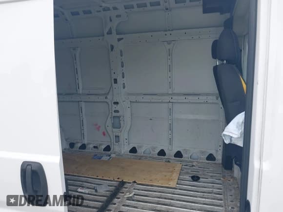 ✅ 2017 Ram ProMaster Cargo • VIN: 3C6URVJG0HE550437 • Lot: 42698604. Listed on IAAI with 170,033 mi. Free auction sales archive from the USA and detailed vehicle history report at DreamBid. Image 8.