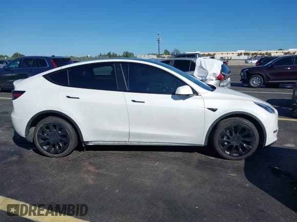 ✅ 2022 Tesla Model Y Long Range • VIN: 7SAYGDEE2NF385647 • Lot: 43434361. Wystawiony na IAAI z przebiegiem 86 365 mil. Bezpłatny archiwum sprzedaży aukcyjnych z USA i szczegółowy raport historii pojazdu na DreamBid. Zdjęcie 13.
