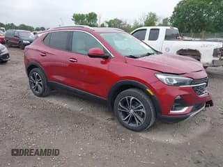 ✅ 2021 Buick Encore GX Essence • VIN: KL4MMGSL5MB118720 • Лот: 42526561. Опубликован ранее на IAAI с пробегом 135 855 миль. Бесплатный доступ к архиву аукционных продаж из США и подробный отчёт об истории автомобиля на DreamBid. Изображение 1.