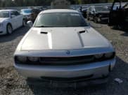 ✅ 2010 Dodge Challenger SE • VIN: 2B3CJ4DV6AH190103 • Lot: 44351415. Wystawiony na Copart z przebiegiem Nie podano. Bezpłatny archiwum sprzedaży aukcyjnych z USA i szczegółowy raport historii pojazdu na DreamBid. Zdjęcie 5.