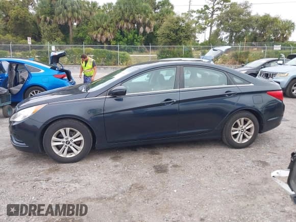✅ 2011 Hyundai Sonata GLS • VIN: 5NPEB4AC5BH163359 • Lot: 43555577. Listed on IAAI with 98,169 mi. Free auction sales archive from the USA and detailed vehicle history report at DreamBid. Image 14.