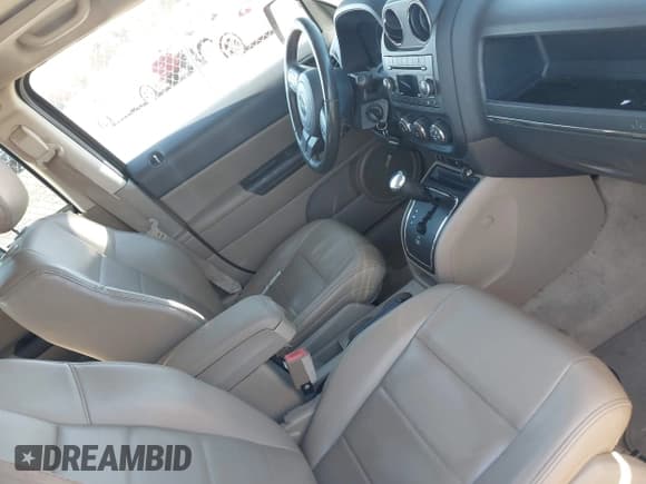 ✅ 2014 Jeep Patriot Latitude • VIN: 1C4NJPFA7ED814710 • Lot: 43639444. Wystawiony na IAAI z przebiegiem 165 473 mil. Bezpłatny archiwum sprzedaży aukcyjnych z USA i szczegółowy raport historii pojazdu na DreamBid. Zdjęcie 5.