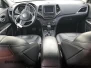 ✅ 2020 Jeep Cherokee Lux • VIN: 1C4PJMLX7LD642238 • Lot: 83780064. Wystawiony na Copart z przebiegiem Nie podano. Bezpłatny archiwum sprzedaży aukcyjnych z USA i szczegółowy raport historii pojazdu na DreamBid. Zdjęcie 8.