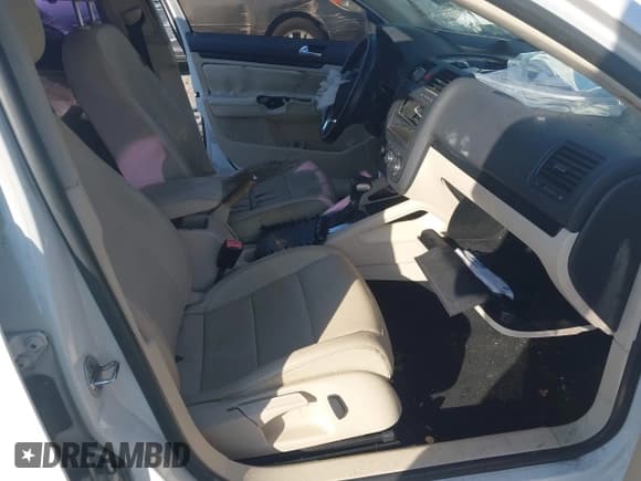 ✅ 2010 Volkswagen Jetta SE • VIN: 3VWRX7AJ9AM043850 • Lot: 43642618. Wystawiony na IAAI z przebiegiem 241 607 mil. Bezpłatny archiwum sprzedaży aukcyjnych z USA i szczegółowy raport historii pojazdu na DreamBid. Zdjęcie 5.