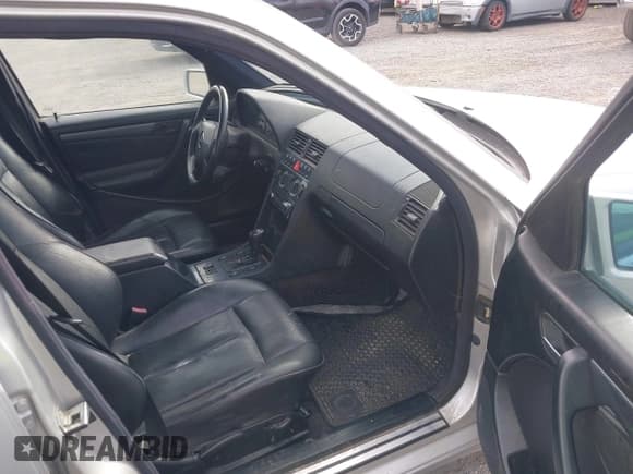 ✅ 1999 Mercedes-Benz C 230/260/280/320 • VIN: WDBHA24G1XA728853 • Lot: 43554674. Wystawiony na IAAI z przebiegiem 275 088 mil. Bezpłatny archiwum sprzedaży aukcyjnych z USA i szczegółowy raport historii pojazdu na DreamBid. Zdjęcie 5.