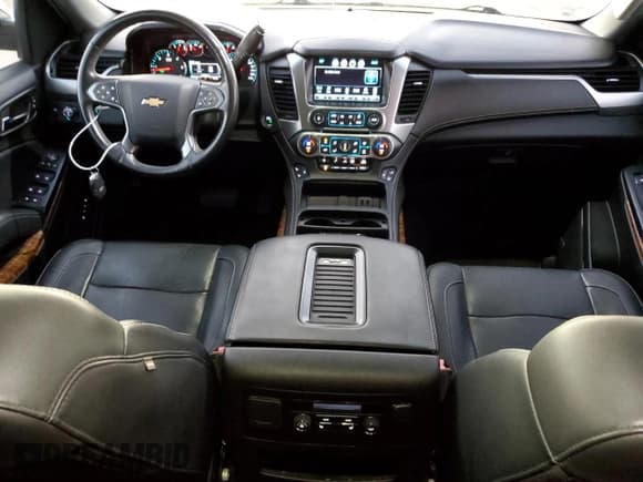 ✅ 2017 Chevrolet Suburban Premier • VIN: 1GNSKJKC9HR179251 • Lot: 80099644. Wystawiony na Copart z przebiegiem 102 001 mil. Bezpłatny archiwum sprzedaży aukcyjnych z USA i szczegółowy raport historii pojazdu na DreamBid. Zdjęcie 8.