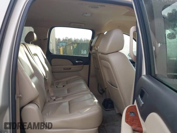 ✅ 2007 Chevrolet Suburban LT • VIN: 1GNFC16J27R362710 • Лот: 43638133. Опубликован ранее на IAAI с пробегом 227 642 миль. Бесплатный доступ к архиву аукционных продаж из США и подробный отчёт об истории автомобиля на DreamBid. Изображение 8.