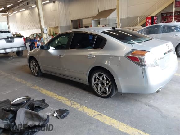 ✅ 2010 Nissan Altima SL • VIN: 1N4AL2AP9AN427660 • Lot: 43077166. Wystawiony na IAAI z przebiegiem 206 754 mil. Bezpłatny archiwum sprzedaży aukcyjnych z USA i szczegółowy raport historii pojazdu na DreamBid. Zdjęcie 3.