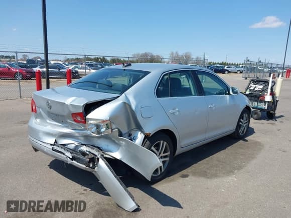 ✅ 2006 Volkswagen Jetta 2.5L • VIN: 3VWSG71K06M666629 • Лот: 42103342. Опубликован ранее на IAAI с пробегом 183 506 миль. Бесплатный доступ к архиву аукционных продаж из США и подробный отчёт об истории автомобиля на DreamBid. Изображение 4.