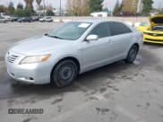 ✅ 2007 Toyota Camry XLE • VIN: 4T1BE46KX7U174294 • Lot: 43830715. Wystawiony na IAAI z przebiegiem 335 628 mil. Bezpłatny archiwum sprzedaży aukcyjnych z USA i szczegółowy raport historii pojazdu na DreamBid. Zdjęcie 2.