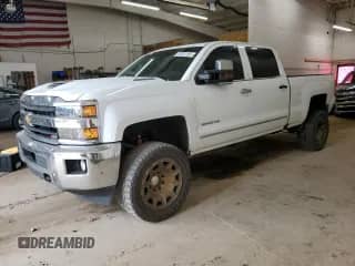 2019 Chevrolet Silverado 2500HD LTZ z VIN 1GC1KTEY0KF264706, wystawiony jako Copart lot #67624155 z przebiegiem 156 994 mil mil oraz Szkoda całkowita • Salvage title. Historia ofert i sprzedaży dostępna na DreamBid. Obrazek 1.