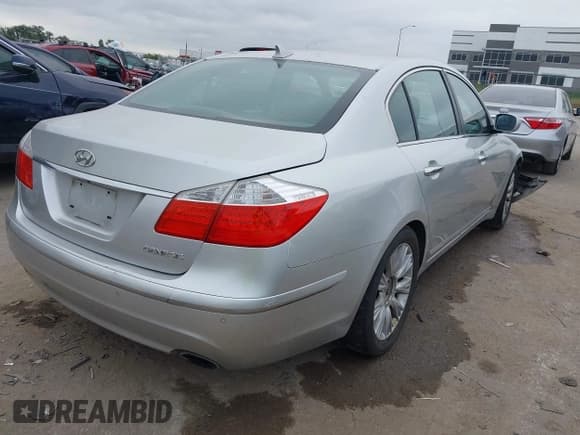 ✅ 2009 Hyundai Genesis • VIN: KMHGC46E99U024699 • Lot: 43520445. Wystawiony na IAAI z przebiegiem Nie podano. Bezpłatny archiwum sprzedaży aukcyjnych z USA i szczegółowy raport historii pojazdu na DreamBid. Zdjęcie 4.