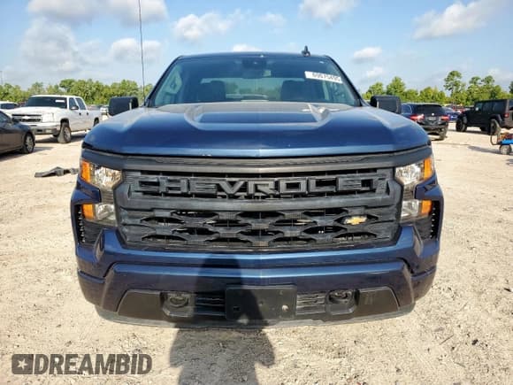 ✅ 2022 Chevrolet Silverado 1500 Custom • VIN: 1GCRABEKXNZ612980 • Lot: 69075495. Wystawiony na Copart z przebiegiem 49 381 mil. Bezpłatny archiwum sprzedaży aukcyjnych z USA i szczegółowy raport historii pojazdu na DreamBid. Zdjęcie 5.