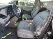 ✅ 2016 Toyota Sienna XLE • VIN: 5TDYK3DC8GS723282 • Lot: 86516605. Wystawiony na Copart z przebiegiem 179 243 mil. Bezpłatny archiwum sprzedaży aukcyjnych z USA i szczegółowy raport historii pojazdu na DreamBid. Zdjęcie 7.