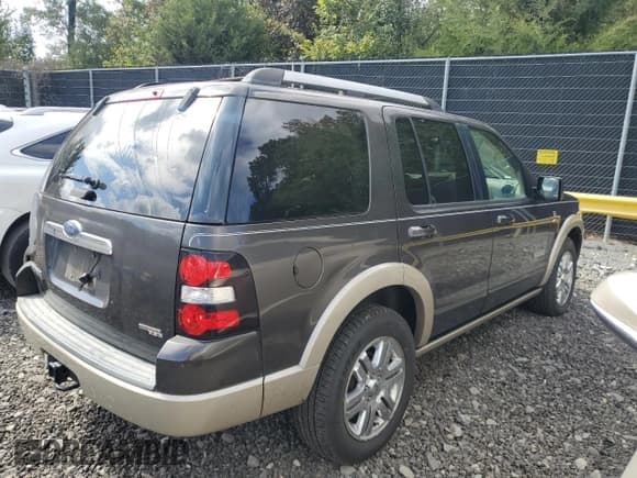 ✅ 2007 Ford Explorer Eddie Bauer • VIN: 1FMEU74847UA87239 • Lot: 85746535. Wystawiony na Copart z przebiegiem 114 643 mil. Bezpłatny archiwum sprzedaży aukcyjnych z USA i szczegółowy raport historii pojazdu na DreamBid. Zdjęcie 3.