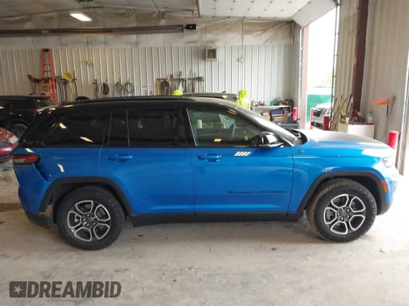2022 Jeep Grand Cherokee Trailhawk with VIN 1C4RJYC61N8747036, listed as a IAAI auction lot 42314181 with 20,135 mi miles and . Bid and sale history available at DreamBid. Image 13.