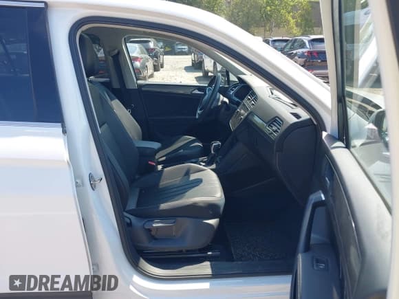 ✅ 2022 Volkswagen Tiguan SE • VIN: 3VV2B7AX2NM096940 • Lot: 42850064. Wystawiony na IAAI z przebiegiem 52 304 mil. Bezpłatny archiwum sprzedaży aukcyjnych z USA i szczegółowy raport historii pojazdu na DreamBid. Zdjęcie 5.