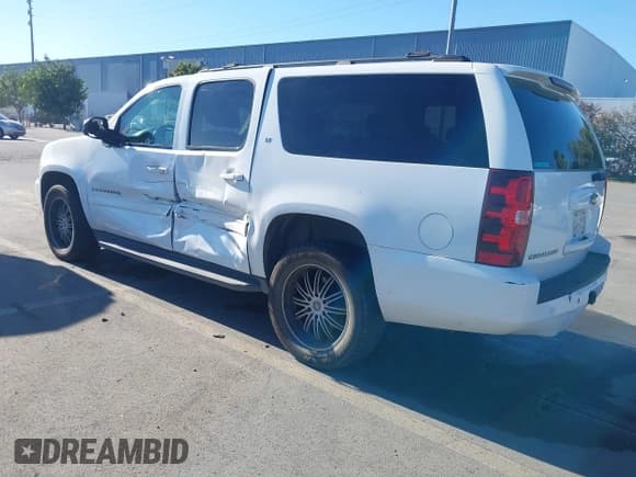 ✅ 2011 Chevrolet Suburban LT • VIN: 1GNSKJE30BR208994 • Lot: 43551916. Wystawiony na IAAI z przebiegiem 239 030 mil. Bezpłatny archiwum sprzedaży aukcyjnych z USA i szczegółowy raport historii pojazdu na DreamBid. Zdjęcie 3.
