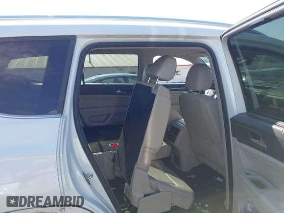 ✅ 2018 Volkswagen Atlas SE • VIN: 1V2PR2CA1JC595668 • Lot: 43434478. Listed on IAAI with 125,744 mi. Free auction sales archive from the USA and detailed vehicle history report at DreamBid. Image 8.