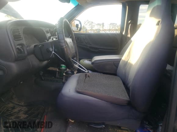 ✅ 2000 Dodge Dakota Sport • VIN: 1B7GG22N1YS574461 • Lot: 82400534. Wystawiony na Copart z przebiegiem 196 641 mil. Bezpłatny archiwum sprzedaży aukcyjnych z USA i szczegółowy raport historii pojazdu na DreamBid. Zdjęcie 7.