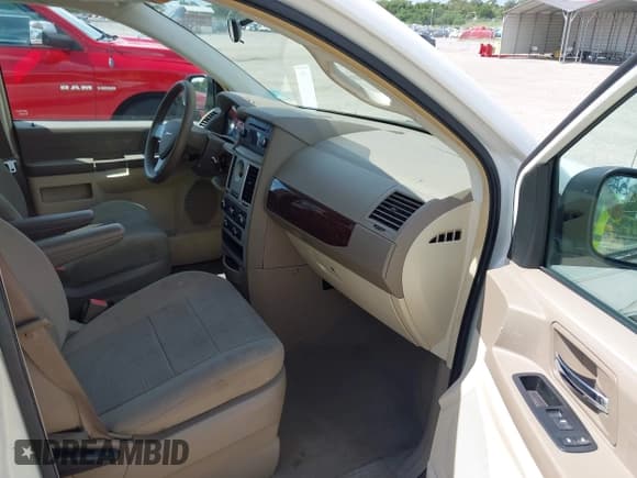 ✅ 2010 Chrysler Town & Country LX • VIN: 2A4RR2D15AR392468 • Lot: 43015328. Wystawiony na IAAI z przebiegiem 165 515 mil. Bezpłatny archiwum sprzedaży aukcyjnych z USA i szczegółowy raport historii pojazdu na DreamBid. Zdjęcie 5.