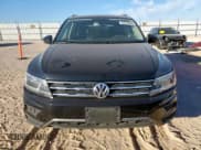 ✅ 2020 Volkswagen Tiguan SE • VIN: 3VV2B7AX3LM078881 • Lot: 82333055. Wystawiony na Copart z przebiegiem 33 913 mil. Bezpłatny archiwum sprzedaży aukcyjnych z USA i szczegółowy raport historii pojazdu na DreamBid. Zdjęcie 5.