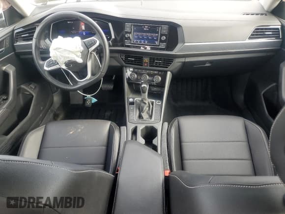 ✅ 2023 Volkswagen Jetta SE • VIN: 3VWEM7BU9PM047079 • Lot: 84935095. Wystawiony na Copart z przebiegiem 38 412 mil. Bezpłatny archiwum sprzedaży aukcyjnych z USA i szczegółowy raport historii pojazdu na DreamBid. Zdjęcie 8.