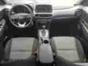 2020 Hyundai Kona SE z VIN KM8K1CAA2LU455097, wystawiony jako Copart lot #58888943 z przebiegiem 77 052 mil mil oraz . Historia ofert i sprzedaży dostępna na DreamBid. Obrazek 8.
