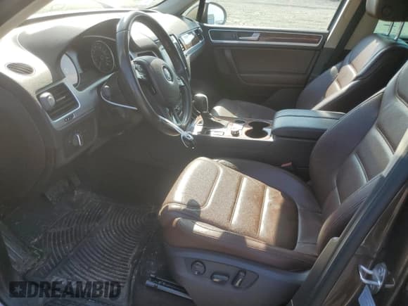 ✅ 2013 Volkswagen Touareg Lux • VIN: WVGEF9BP6DD013932 • Lot: 62047945. Listed on Copart with 127,821 mi. Free auction sales archive from the USA and detailed vehicle history report at DreamBid. Image 7.