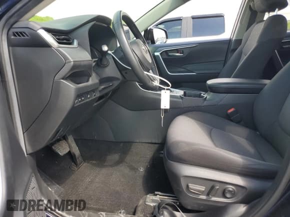 ✅ 2023 Toyota RAV4 Hybrid XLE • VIN: JTMRWRFV8PD574703 • Lot: 54264195. Wystawiony na Copart z przebiegiem 92 606 mil. Bezpłatny archiwum sprzedaży aukcyjnych z USA i szczegółowy raport historii pojazdu na DreamBid. Zdjęcie 7.