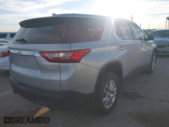 ✅ 2019 Chevrolet Traverse LS • VIN: 1GNERFKW5KJ151629 • Lot: 43704470. Wystawiony na IAAI z przebiegiem 199 609 mil. Bezpłatny archiwum sprzedaży aukcyjnych z USA i szczegółowy raport historii pojazdu na DreamBid. Zdjęcie 4.