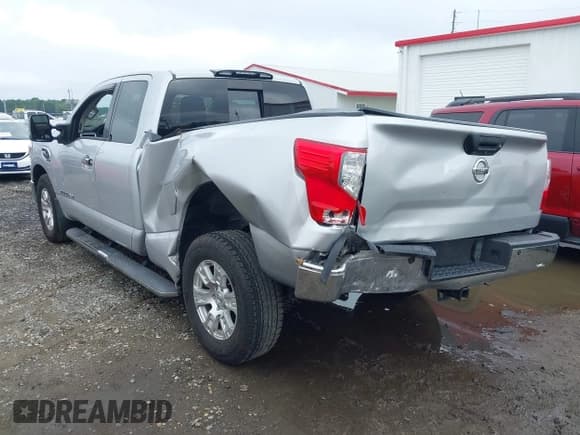 ✅ 2017 Nissan Titan SV • VIN: 1N6AA1C50HN562801 • Lot: 42702143. Wystawiony na IAAI z przebiegiem 90 233 mil. Bezpłatny archiwum sprzedaży aukcyjnych z USA i szczegółowy raport historii pojazdu na DreamBid. Zdjęcie 3.
