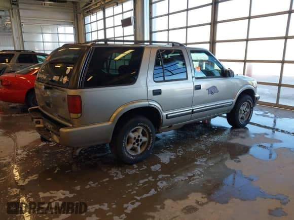 2001 Chevrolet Blazer LT z VIN 1GNDT13WX12201416, wystawiony jako IAAI lot #41307116 z przebiegiem 244 058 mil mil oraz . Historia ofert i sprzedaży dostępna na DreamBid. Obrazek 4.