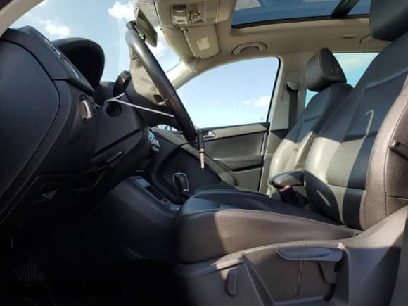 2013 Volkswagen Tiguan SE z VIN WVGAV7AX5DW512832, wystawiony jako Copart lot #49645605 z przebiegiem 121 341 mil mil oraz Czysty tytuł • Clean title. Historia ofert i sprzedaży dostępna na DreamBid. Obrazek 7.