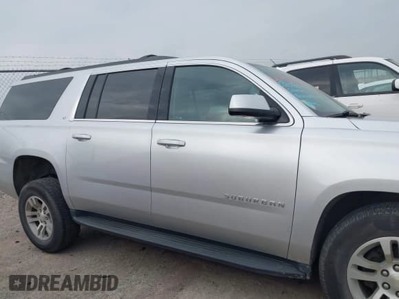 ✅ 2020 Chevrolet Suburban LT • VIN: 1GNSCHKC6LR265468 • Lot: 42042772. Wystawiony na IAAI z przebiegiem 113 335 mil. Bezpłatny archiwum sprzedaży aukcyjnych z USA i szczegółowy raport historii pojazdu na DreamBid. Zdjęcie 13.
