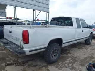 1998 Chevrolet Silverado 2500 z VIN 1GCGC29R2WE243341, wystawiony jako IAAI lot #41469762 z przebiegiem 307 197 mil mil oraz . Historia ofert i sprzedaży dostępna na DreamBid. Obrazek 4.